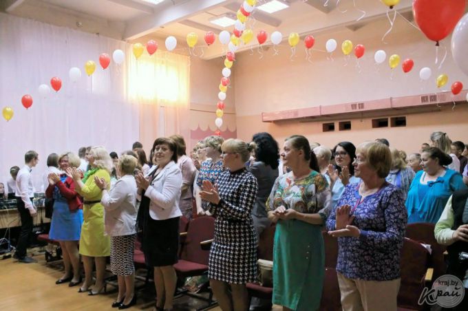 «Волосы крутили на бигуди, платья подсматривали в «Бурде». Выпускники школ в 90-е и сейчас (фото)