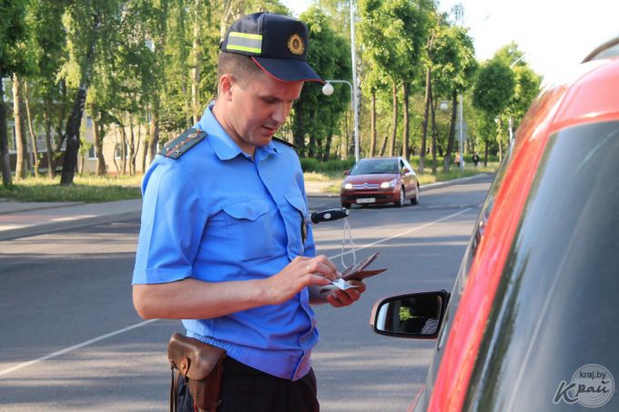 «Мужики, имейте совесть, мне 45 ртов кормить надо!» Фоторепортаж из рейда ГАИ по Молодечно