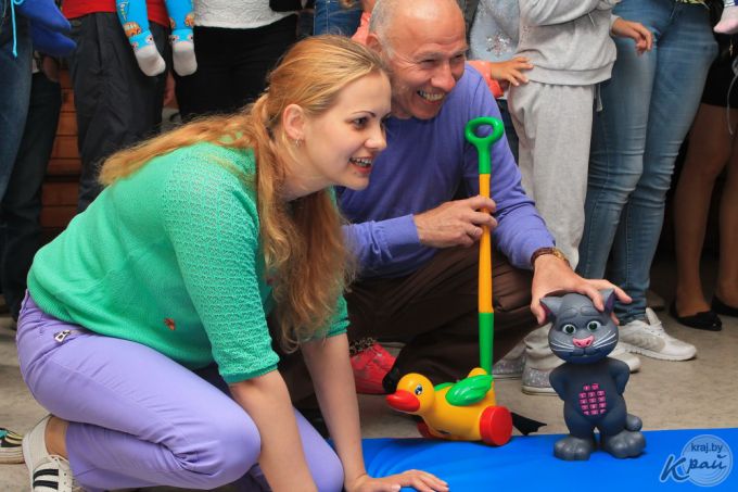 Золотом и шоколадкой. Чем завлекали малышей на забегах ползунков в Молодечно (фото, видео)