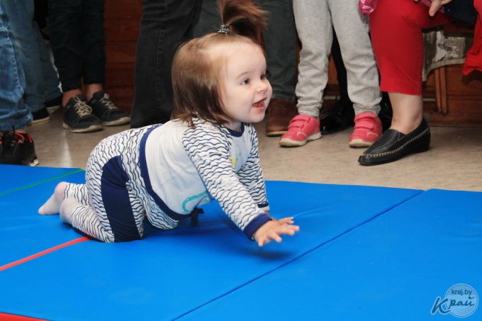 Золотом и шоколадкой. Чем завлекали малышей на забегах ползунков в Молодечно (фото, видео)