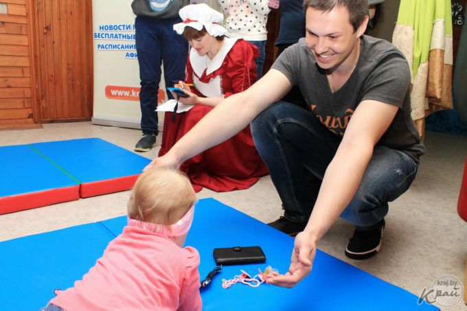 Золотом и шоколадкой. Чем завлекали малышей на забегах ползунков в Молодечно (фото, видео)