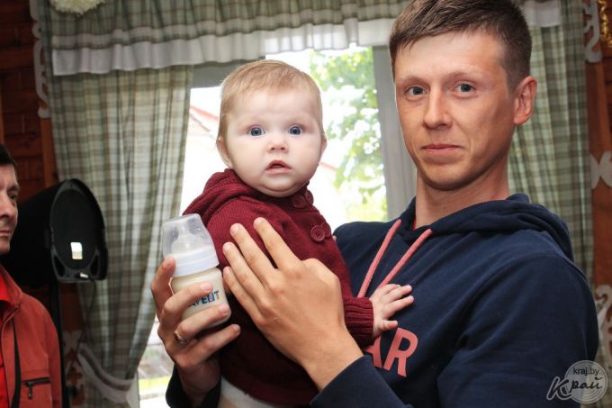 Золотом и шоколадкой. Чем завлекали малышей на забегах ползунков в Молодечно (фото, видео)