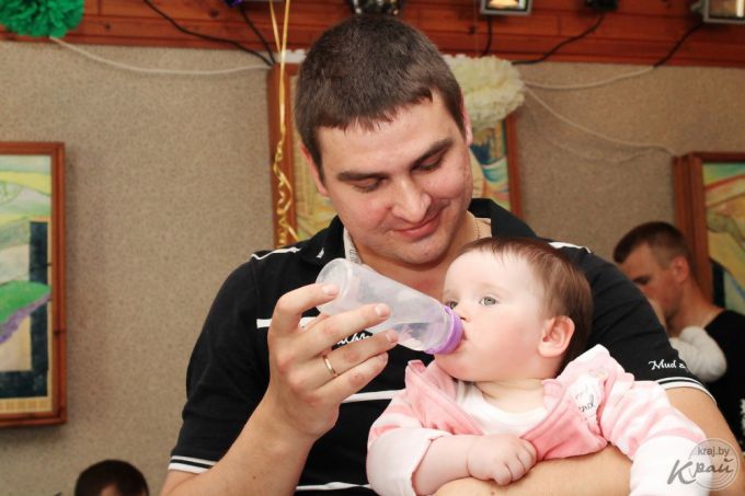 Золотом и шоколадкой. Чем завлекали малышей на забегах ползунков в Молодечно (фото, видео)