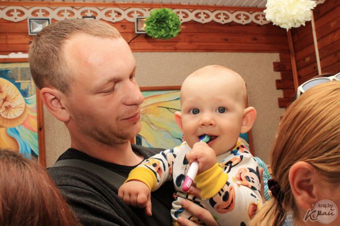 Золотом и шоколадкой. Чем завлекали малышей на забегах ползунков в Молодечно (фото, видео)