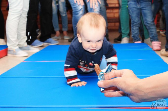 Золотом и шоколадкой. Чем завлекали малышей на забегах ползунков в Молодечно (фото, видео)