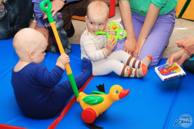 Золотом и шоколадкой. Чем завлекали малышей на забегах ползунков в Молодечно (фото, видео)