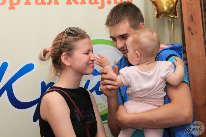 Золотом и шоколадкой. Чем завлекали малышей на забегах ползунков в Молодечно (фото, видео)