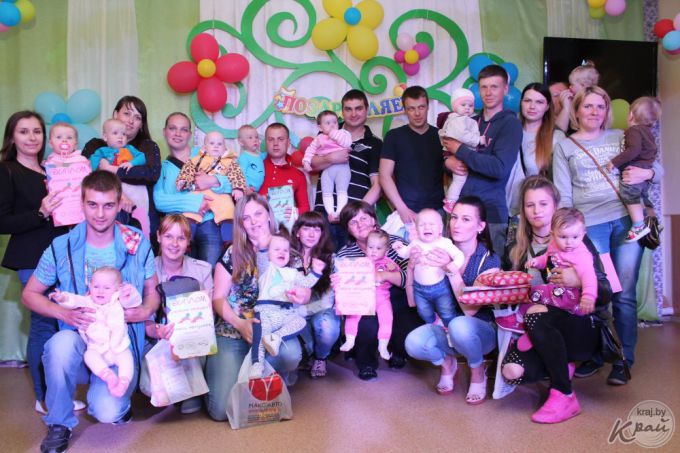 Золотом и шоколадкой. Чем завлекали малышей на забегах ползунков в Молодечно (фото, видео)