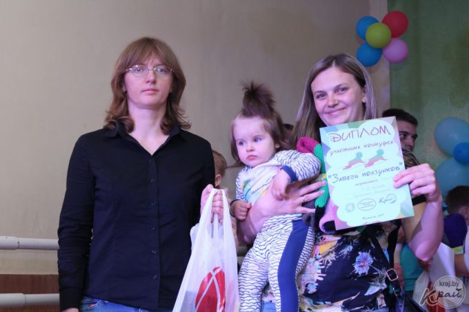 Золотом и шоколадкой. Чем завлекали малышей на забегах ползунков в Молодечно (фото, видео)