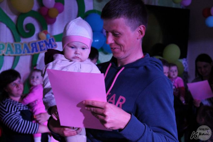 Золотом и шоколадкой. Чем завлекали малышей на забегах ползунков в Молодечно (фото, видео)