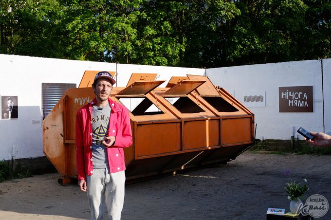 «Это не протест, это искусство». На мусорке в Молодечно открыли выставку фоторабот художников (фото)