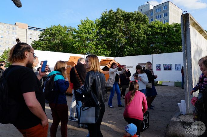 «Это не протест, это искусство». На мусорке в Молодечно открыли выставку фоторабот художников (фото)