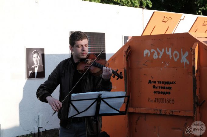 «Это не протест, это искусство». На мусорке в Молодечно открыли выставку фоторабот художников (фото)