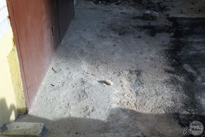 «Сколько еще раз нам нужно сходить в ЖКХ?» Жильцы 5-этажки по Октябрьской в Вилейке ждут асфальт и пол в подвале (фото)
