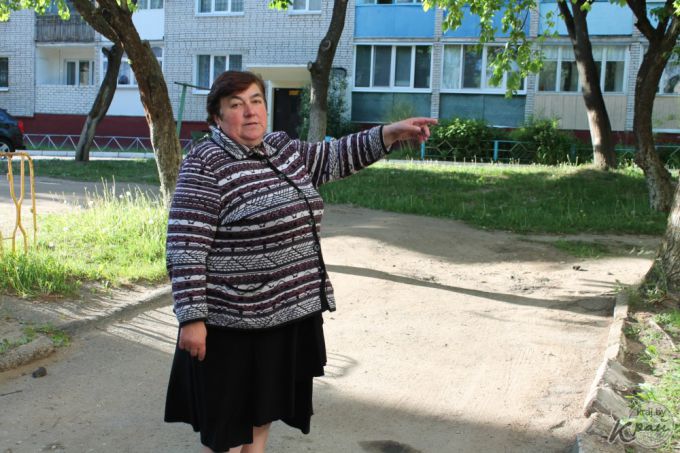 «Сколько еще раз нам нужно сходить в ЖКХ?» Жильцы 5-этажки по Октябрьской в Вилейке ждут асфальт и пол в подвале (фото)