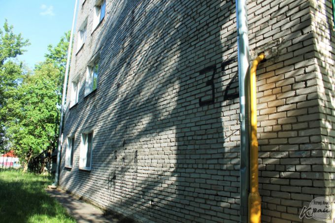 «Сколько еще раз нам нужно сходить в ЖКХ?» Жильцы 5-этажки по Октябрьской в Вилейке ждут асфальт и пол в подвале (фото)