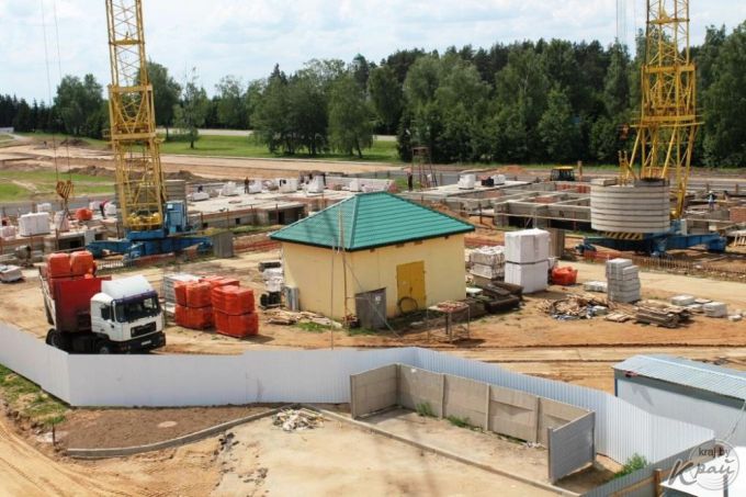 «Работаем в три смены, дома должны сдать в ноябре». Фоторепортаж со строительства двух домов в Северном-2 в Вилейке