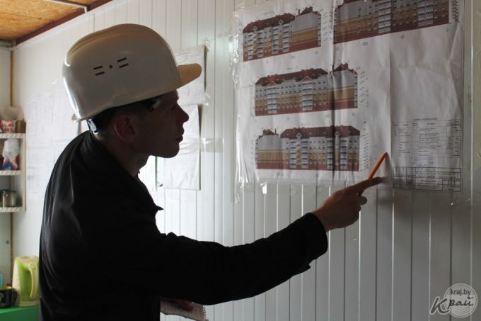 «Работаем в три смены, дома должны сдать в ноябре». Фоторепортаж со строительства двух домов в Северном-2 в Вилейке