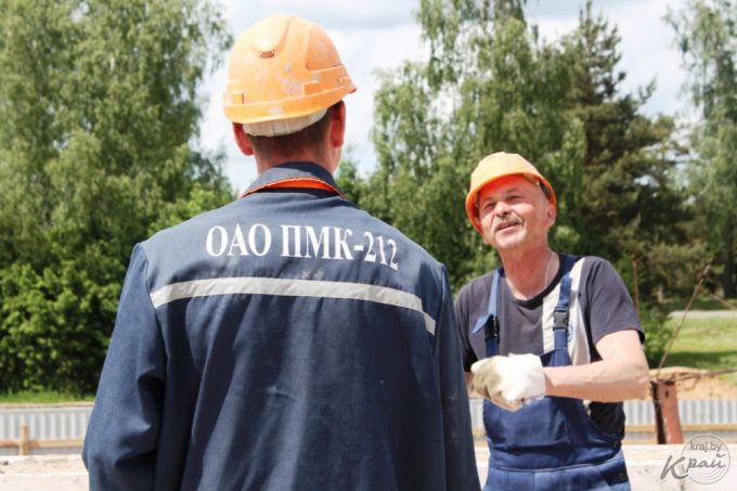 «Работаем в три смены, дома должны сдать в ноябре». Фоторепортаж со строительства двух домов в Северном-2 в Вилейке