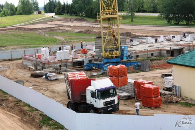 «Работаем в три смены, дома должны сдать в ноябре». Фоторепортаж со строительства двух домов в Северном-2 в Вилейке