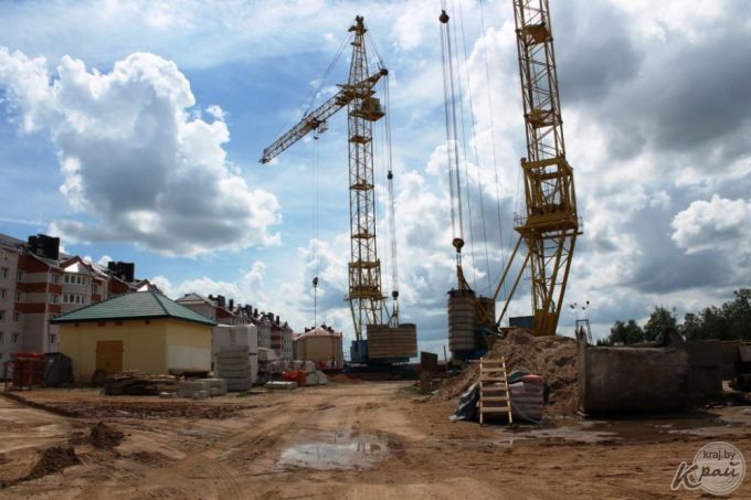 «Работаем в три смены, дома должны сдать в ноябре». Фоторепортаж со строительства двух домов в Северном-2 в Вилейке
