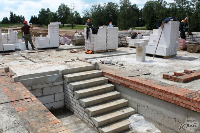 «Работаем в три смены, дома должны сдать в ноябре». Фоторепортаж со строительства двух домов в Северном-2 в Вилейке