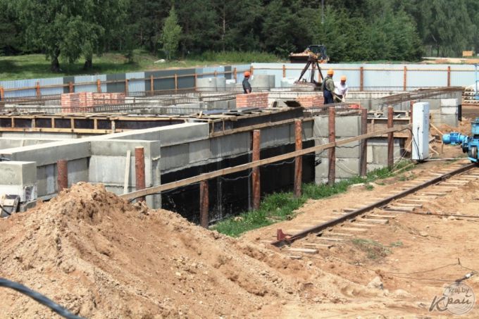 «Работаем в три смены, дома должны сдать в ноябре». Фоторепортаж со строительства двух домов в Северном-2 в Вилейке