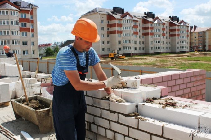 «Работаем в три смены, дома должны сдать в ноябре». Фоторепортаж со строительства двух домов в Северном-2 в Вилейке