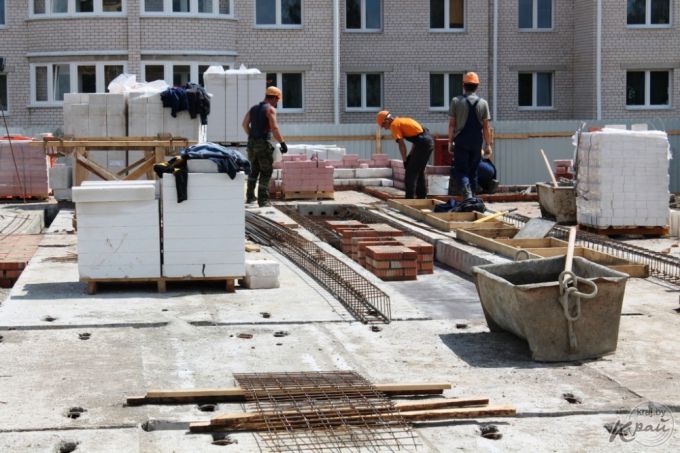 «Работаем в три смены, дома должны сдать в ноябре». Фоторепортаж со строительства двух домов в Северном-2 в Вилейке