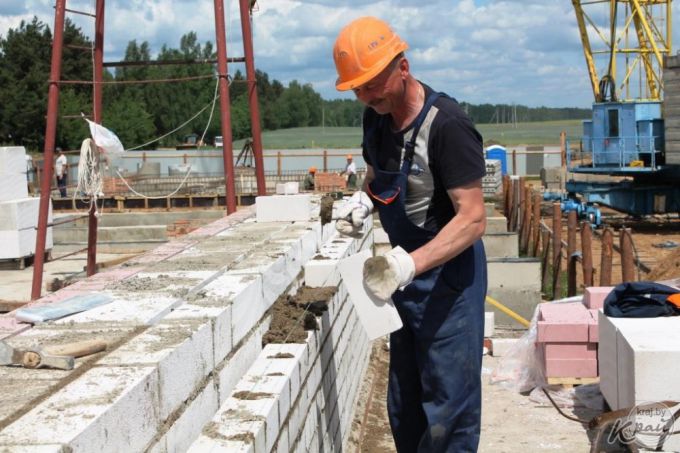 «Работаем в три смены, дома должны сдать в ноябре». Фоторепортаж со строительства двух домов в Северном-2 в Вилейке