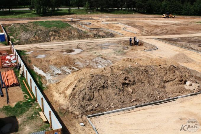 «Работаем в три смены, дома должны сдать в ноябре». Фоторепортаж со строительства двух домов в Северном-2 в Вилейке