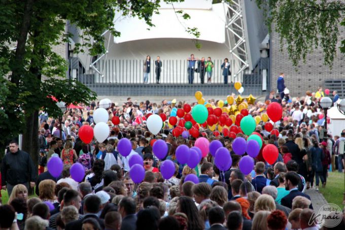 Фоторепортаж: Каким был районный выпускной в Молодечно
