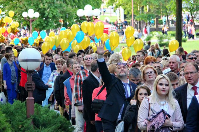Фоторепортаж: Каким был районный выпускной в Молодечно
