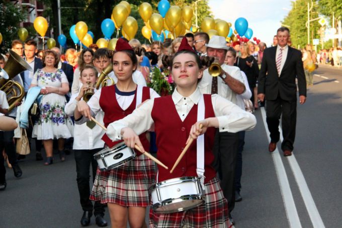 Фоторепортаж: Каким был районный выпускной в Молодечно