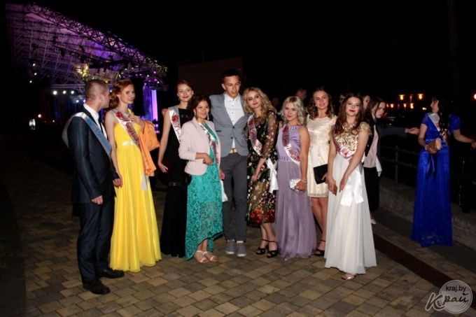 Фоторепортаж: Каким был районный выпускной в Молодечно