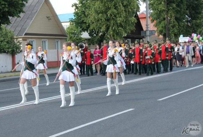 «Вот они, золотцы!» Районный бал выпускников состоялся в Вилейке 9 июня (фото)