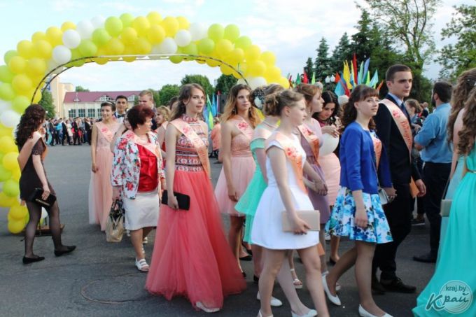 «Вот они, золотцы!» Районный бал выпускников состоялся в Вилейке 9 июня (фото)