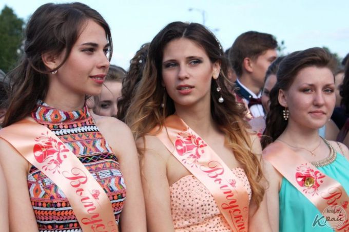 «Вот они, золотцы!» Районный бал выпускников состоялся в Вилейке 9 июня (фото)