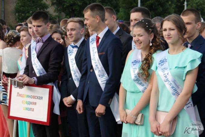 «Вот они, золотцы!» Районный бал выпускников состоялся в Вилейке 9 июня (фото)