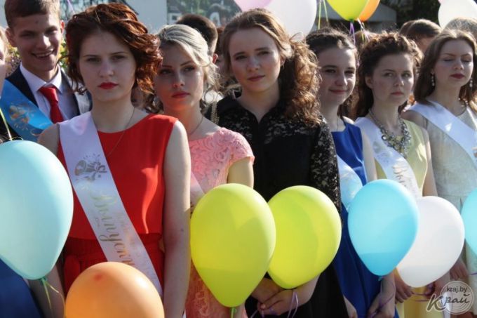 «Вот они, золотцы!» Районный бал выпускников состоялся в Вилейке 9 июня (фото)