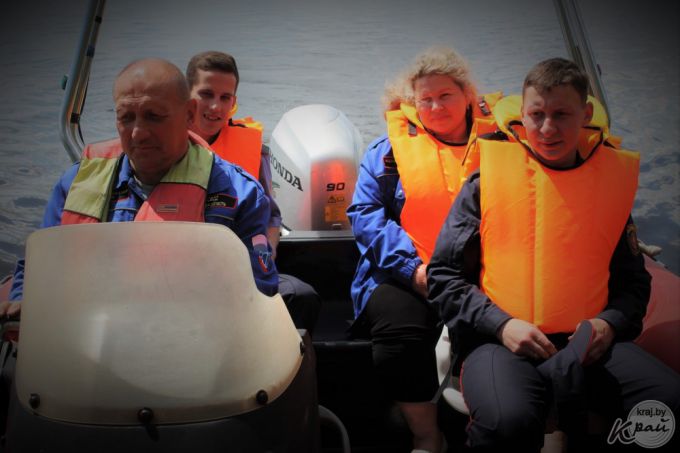 «То есть, если бы не вы, то я бы утонул?» Репортаж из рейда милиции и ОСВОДа по Вилейскому водохранилищу (фото)