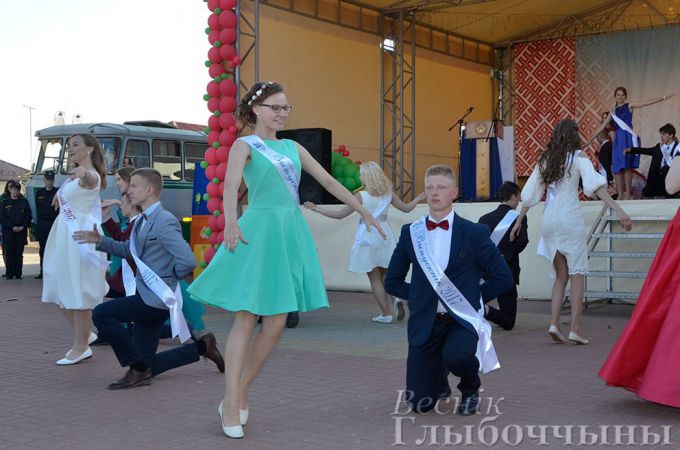 Фоторепортаж: Традиционный праздник "Виват, выпускники!" в Глубоком