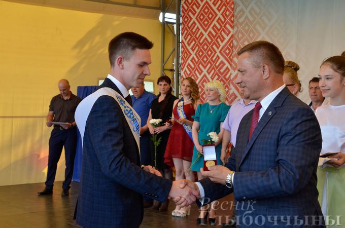 Фоторепортаж: Традиционный праздник "Виват, выпускники!" в Глубоком