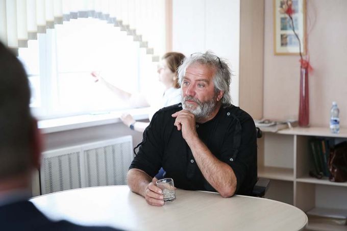 Пока ампутировали вторую ногу, сгорел дом. Инвалид-колясочник живет под тентом на Вилейском водохранилище (фото)