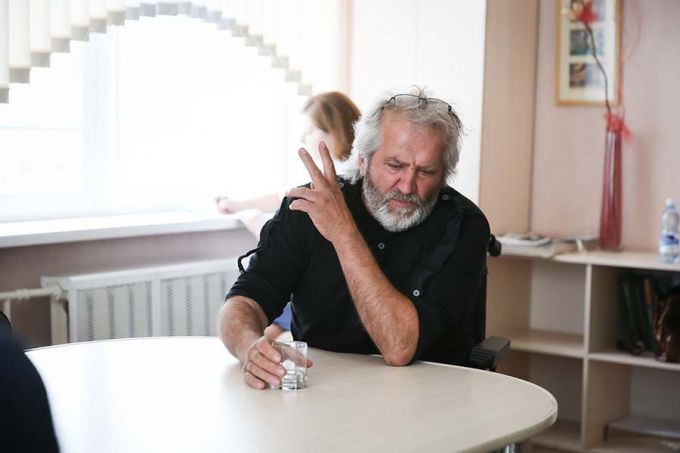 Пока ампутировали вторую ногу, сгорел дом. Инвалид-колясочник живет под тентом на Вилейском водохранилище (фото)