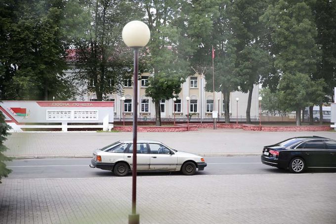 Пока ампутировали вторую ногу, сгорел дом. Инвалид-колясочник живет под тентом на Вилейском водохранилище (фото)