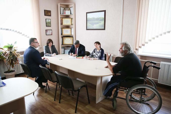 Пока ампутировали вторую ногу, сгорел дом. Инвалид-колясочник живет под тентом на Вилейском водохранилище (фото)