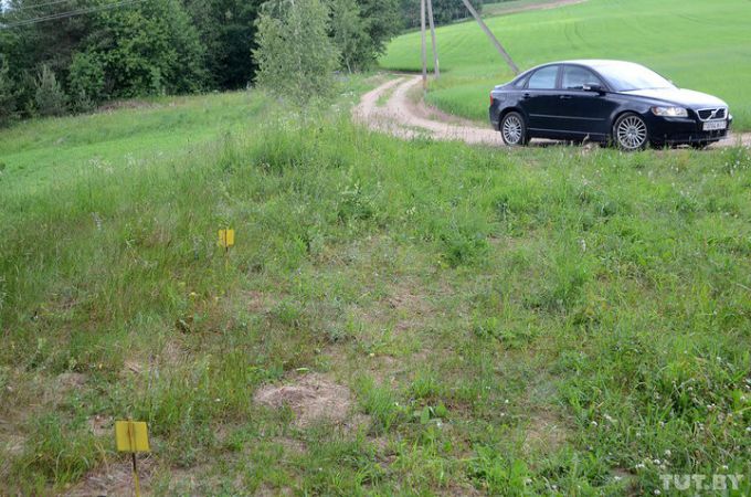 Конфликт в Молодечненском районе: к хутору из трех домов собираются строить четвертую дорогу (фото)