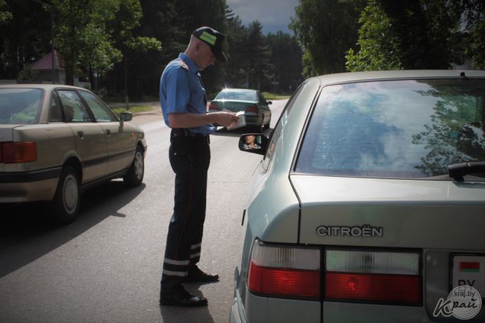 «Ой, знаю я правила, не маленькая!» Как ГАИ отслеживала на улицах Вилейки нарушителей среди пешеходов и водителей (фото)