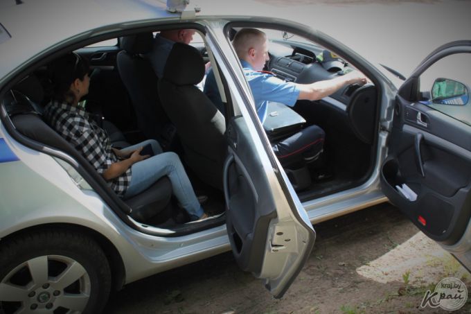 «Ой, знаю я правила, не маленькая!» Как ГАИ отслеживала на улицах Вилейки нарушителей среди пешеходов и водителей (фото)